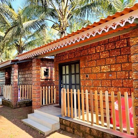 Saka Kadams Home Stay Guhāgar エクステリア 写真