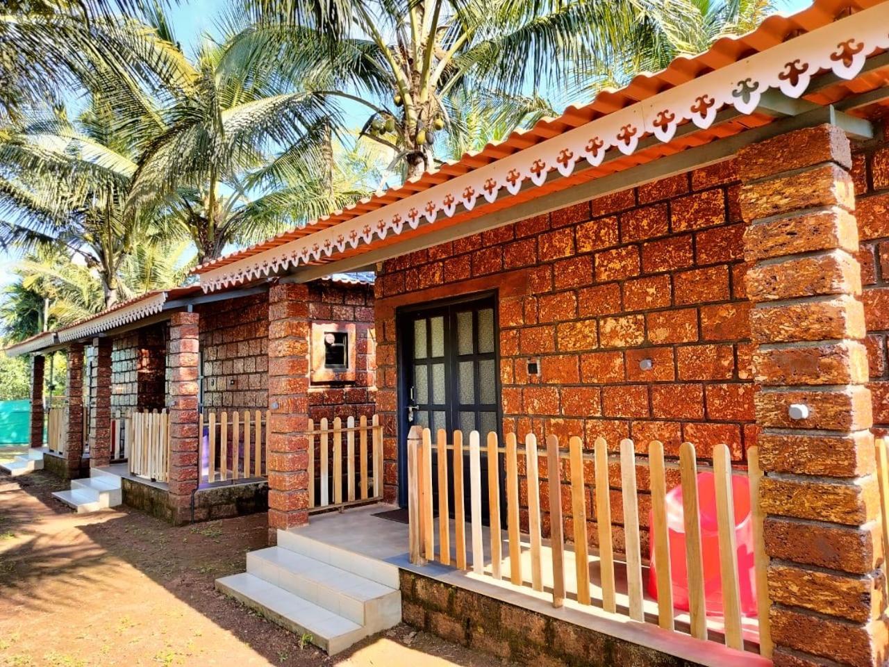 Saka Kadams Home Stay Guhāgar エクステリア 写真